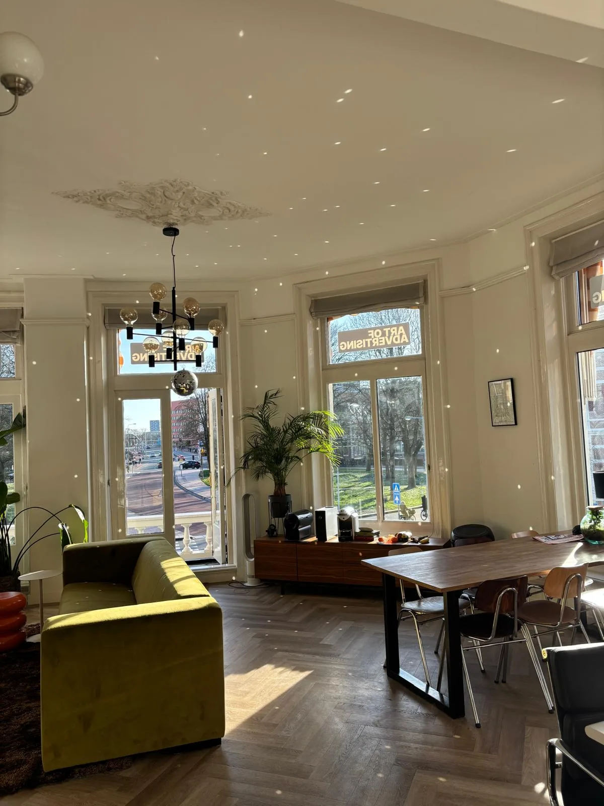 Ons kantoor aan de Coehoornsingel in Groningen, met zon en lichtjes van de discobal