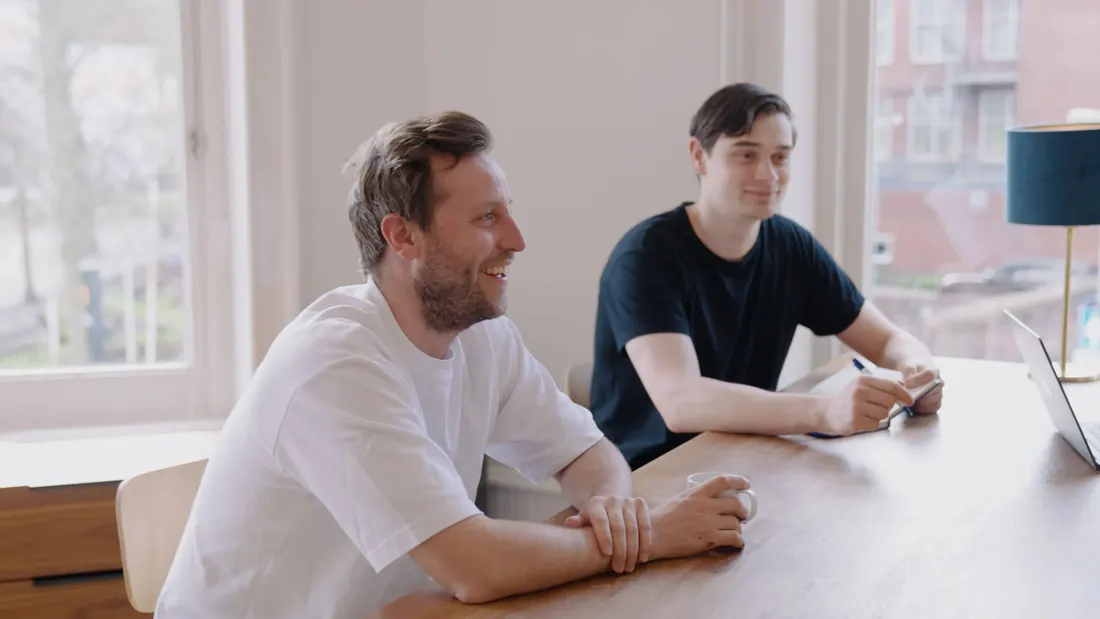 Marwin en Maksim van Art of Advertising aan tafel in ons kantoor in Groningen