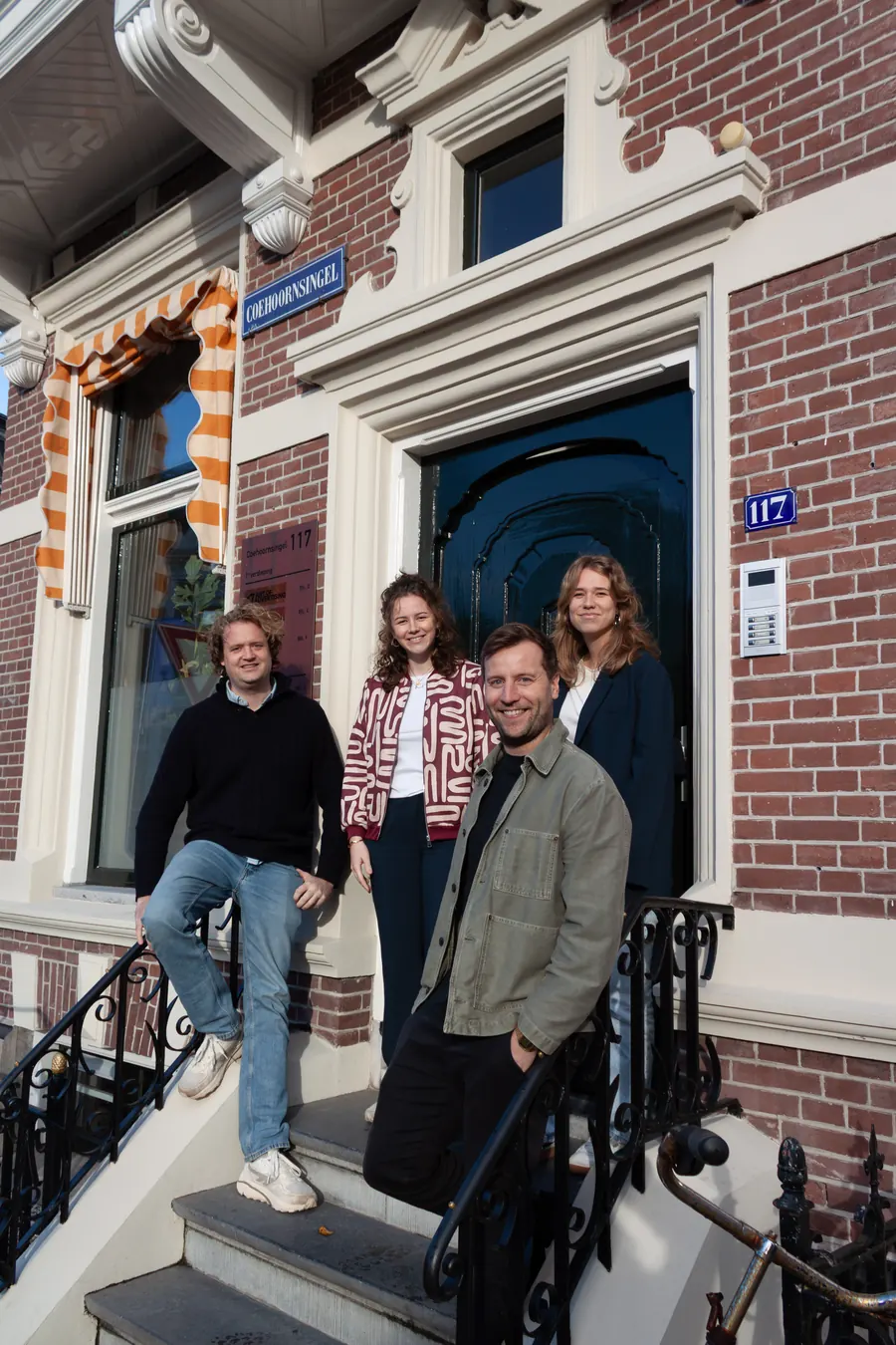 Het team van Art of Advertising voor het kantoor aan de Coehoornsingel 117 in Groningen