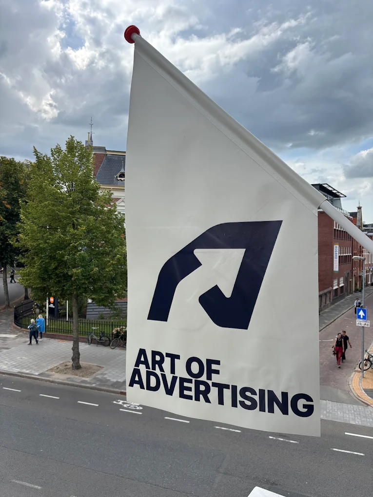 The Art of Advertising flag on the facade overlooking the Coehoornsingel